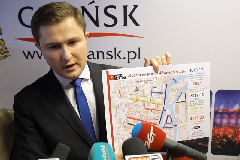 Wiceprezydent Piotr Grzelak prezentuje plan najbliższych modernizacji ulic na terenie Głównego Miasta