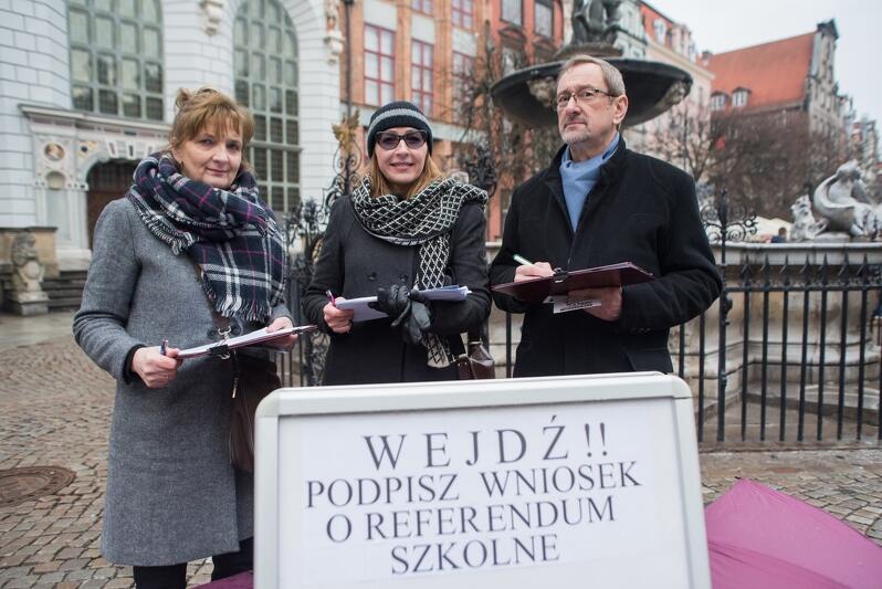 Nauczyciele z ZNP zbierali już podpisy pod wnioskiem o przeprowadzenie referendum w sprawie reformy edukacji. Nz. od lewej: Mirosława Werdecka, Mariola Ataman-Mańkowska i Marek Murawski
