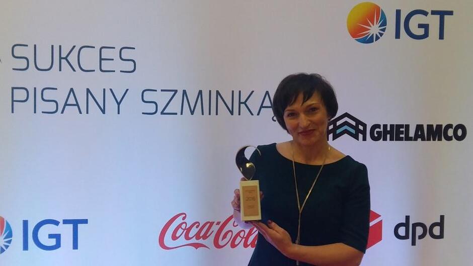 Marianna Sitek-Wróblewska ze statuetką Bizneswoman Roku w kategorii Działalność Społeczna