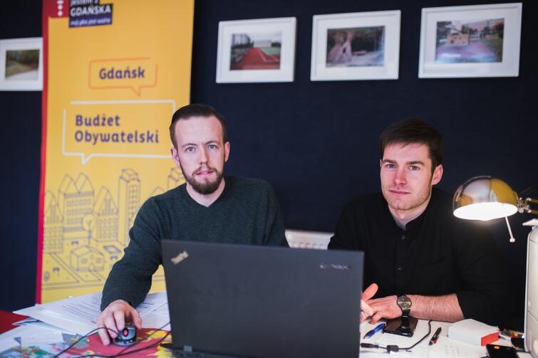 W wypełnianiu wniosków bądź sprawdzeniu danych pomaga Mateusz Skrzypiec (z lewej) i Jakub Peling