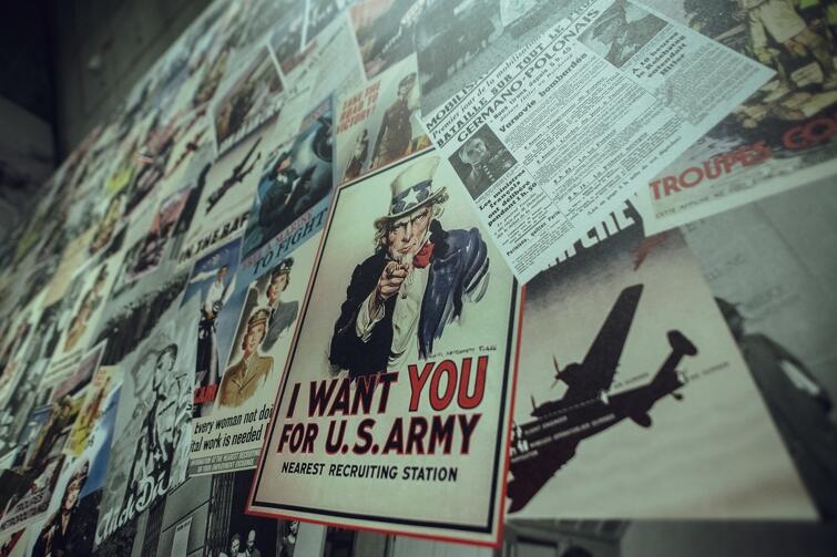 MIIWŚ: ściana poświęcona propagandzie wojennej. Na pierwszym planie plakat zachęcający do wstąpienia do US Army