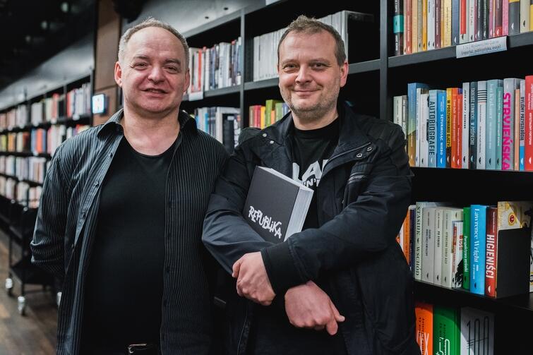 W ECS o Republice. Od lewej: Zbigniew Krzywański (gitarzysta zespołu), Leszek Gnoiński, autor książki Republika. Nieustanne tango