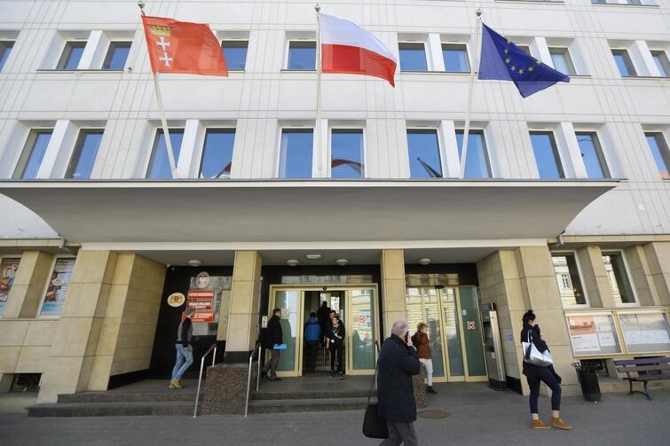 Triada flag, które każdego dnia powiewają nad wejściem do Urzędu Miejskiego w Gdańsku. Każda z nich symbolizuje ważny wymiar obywatelskiej tożsamości: bycie częścią wspólnoty gdańszczan, Polaków, Europejczyków