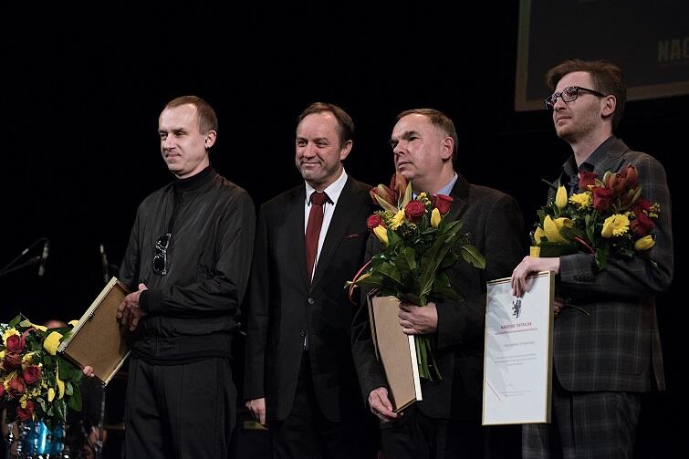 Nagrody Teatralne Marszałka Województwa Pomorskiego wręczono [stoją od lewej]: Mirosławowi Kaczmarkowi, Krzysztofowi Babickiemu oraz Jarosławowi Tumidajskiemu