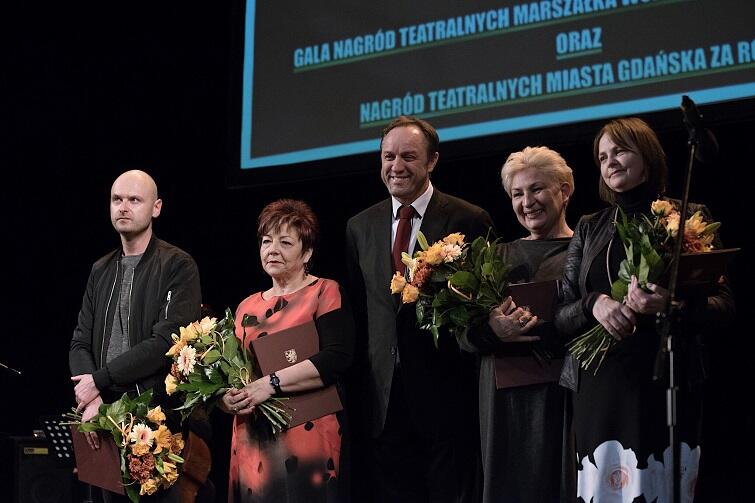 Nagrodę specjalną Marszałka otrzymali [stoją od lewej]: Iwo Vedral, Ewelina Ziemba, Ewa Ignaczak oraz Dorota Anna Dąbek