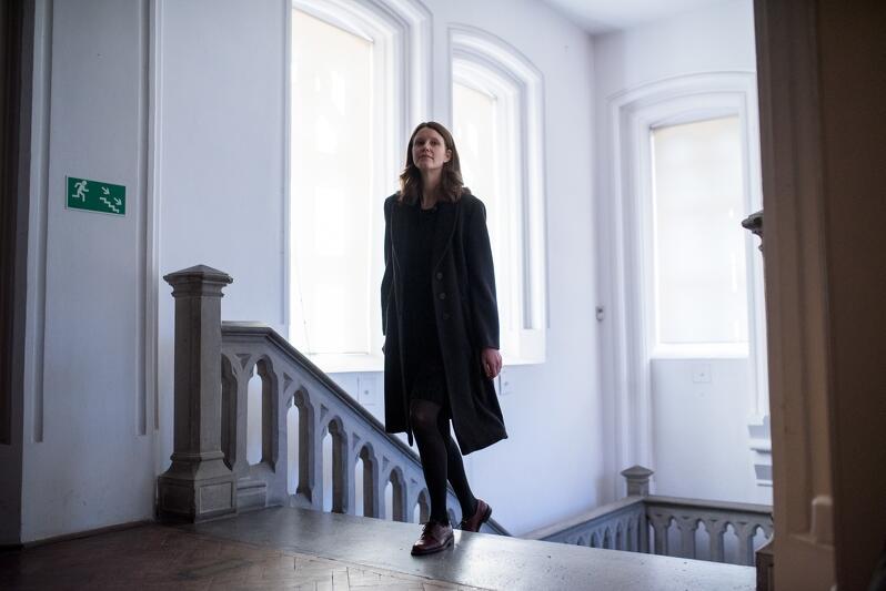 Specjalistka od zmian klimatycznych Phoebe (Sarah Ralfs) wchodzi po schodach Oddziału Sztuki Dawnej Muzeum Narodowego w Gdańsku