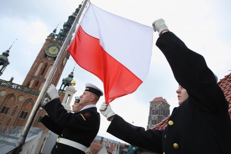 29 marca 2016 r. - zawieszenie flagi narodowej na Dworze Artusa z okazji 71. rocznicy powrotu Gdańska do macierzy. Ta uroczystość co roku przedstawia się bardzo efektownie. Warto przyjść i przekonać się na własne oczy