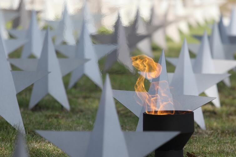 Cmentarz żołnierzy radzieckich w Gdańsku: gwiazdy na pamiątkę zabitych krasnoarmieńców