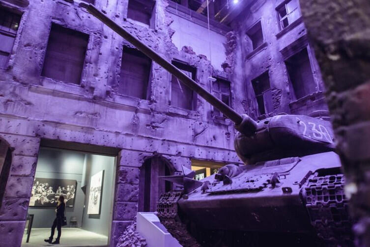 Rosyjski czołg na gruzach polskiego miasta w sali poświęconej skutkom wojny
