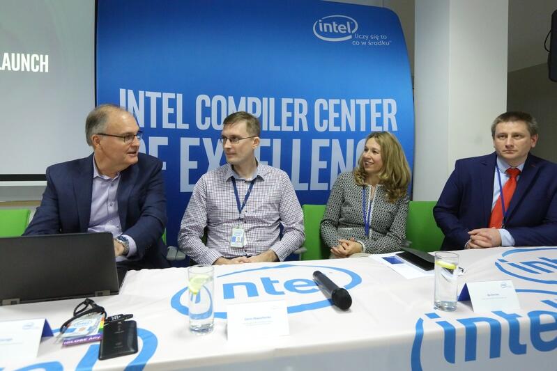 Od lewej: Bill Savage (wiceprezes Intela), Denis Makoshenko (szef Complier Center of Excellence w Gdańsku), Bo Devries (odpowiada za relacje firmy z uczelniami) oraz Rafał Biegacz z gdańskiego oddziału Intela