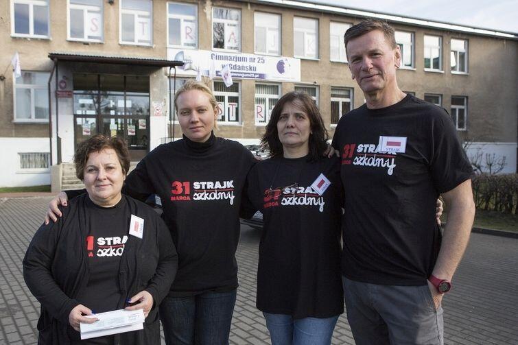 Komitet strajkowy przed gimnazjum nr 25. Od lewej: Jolanta Bednarz, Anna Wójcik, Dorota Zwiefka i Marek Płonka