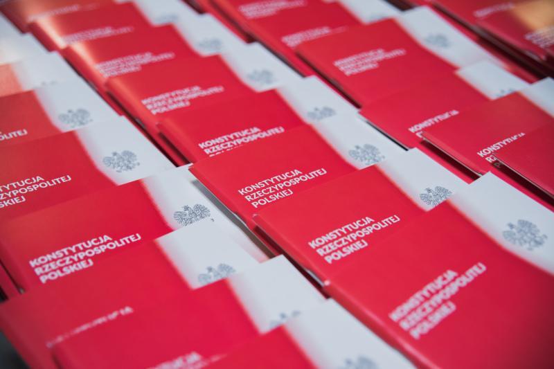 2500 takich właśnie pamiątkowych egzemplarzy Konstytucji RP prezydent Gdańska polecił wydrukować na 20-lecie. W niedzielne południe będą rozdawane na Długim Targu, pod Dworem Artusa