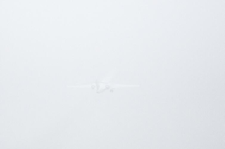 Poniedziałek, 6 marca, w Gdańsku mgła. Port Lotniczy Gdańsk im. Lecha Wałęsy. Samolot D-ACNW - Bombardier CRJ-900LR