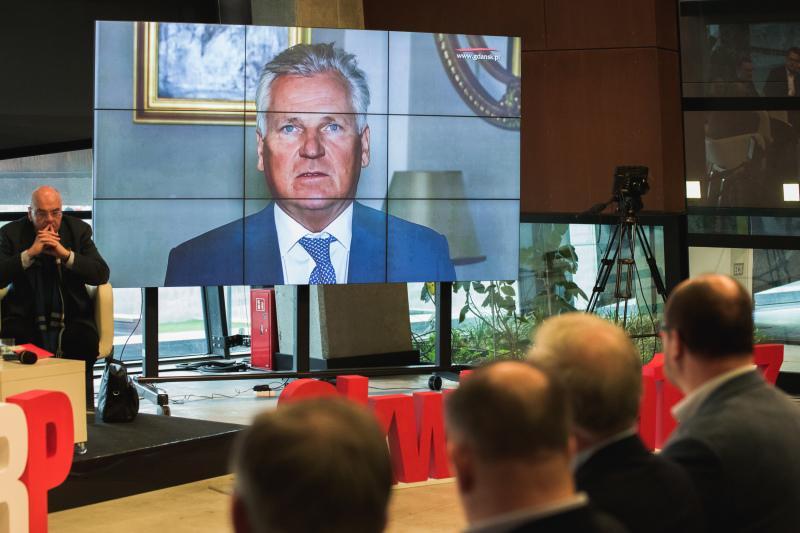 Prezydent Aleksander Kwaśniewski przemówił z ekranu do zebranych 