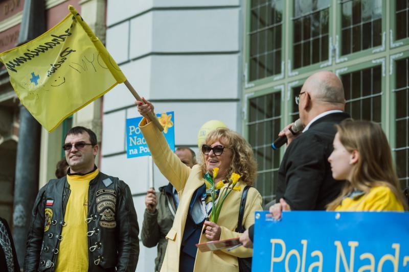 Alicja Stolarczyk powiewa żółtą flagą
