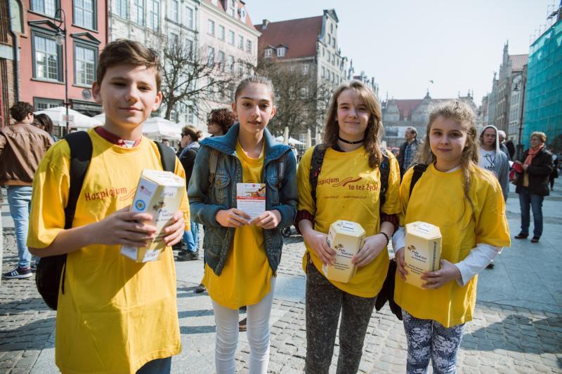 Dominik, Marta, Kamila i Ola przyjechali by kwestować w Gdańsku z Pruszcza Gdańskiego, uczą się w tamtejszej Szkole Podstawowej nr 3