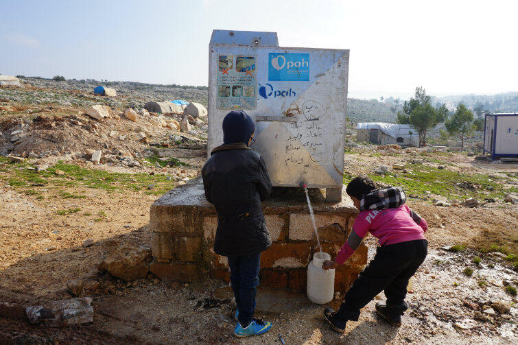 Jednym z podstawowych problemów na terenach ogarniętych wojną jest brak wody pitnej. PAH dostarcza wodę w przeszło 50 obozach dla uchodźców na terytorium Syrii