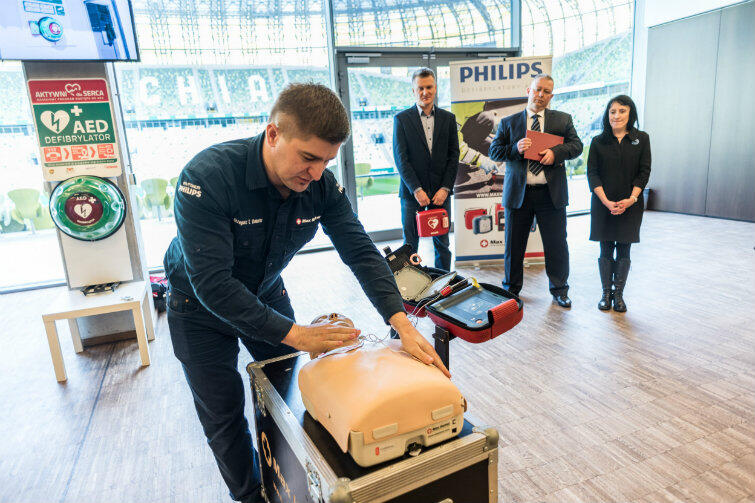 Defibrylator czyli urządzenie do ratowania życia znajduje się m.in. na gdańskim Stadionie Energa, każdy z nas może z niego skorzystać aby udzielić pomocy 