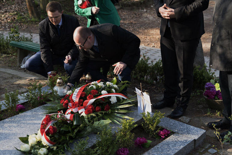 Prezydent Gdańska Paweł Adamowicz ze współpracownikami składa wiązanki kwiatów