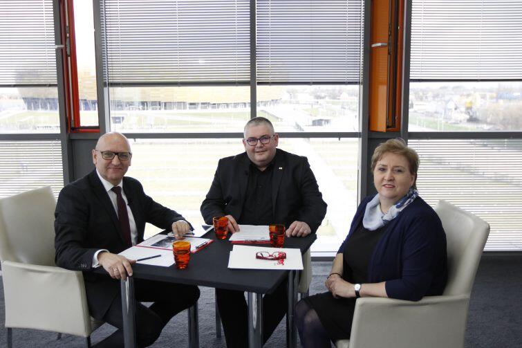 od lewej: dziennikarz Gdańsk.pl Marek Wałuszko, zastępca prezydenta Gdańska Piotr Kowalczuk i Bożena Brauer z NSZZ Solidarność