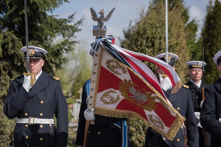 Marynarze kompanii reprezentacyjnej MW ze sztandarem, podczas uroczystości przy pomniku Golgota Wschodu na Łostowicach (czwartek, 13 kwietnia 2017 r.)