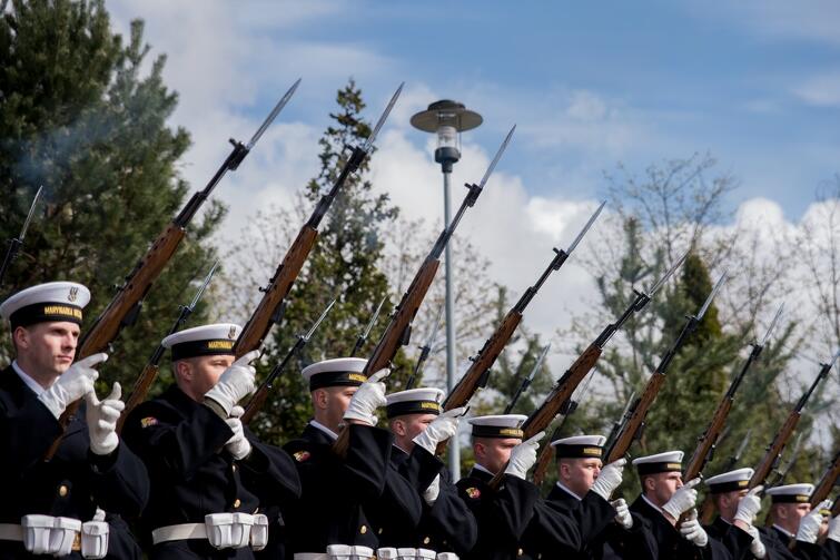 Kompania reprezentacyjna Marynarki Wojennej oddała salwę honorową na cześć ofiar zbrodni katyńskiej