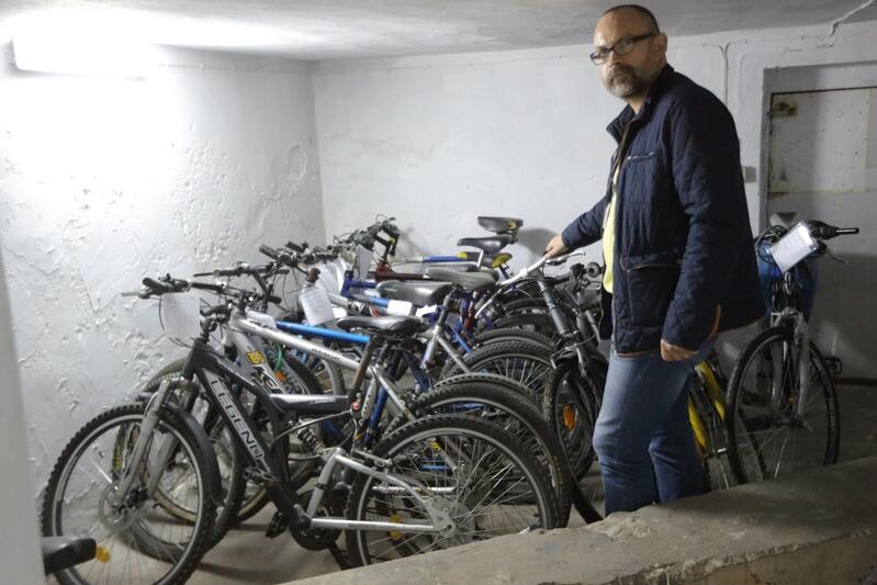 Duże znaleziska, takie jak rowery, przechowywane są w magazynie BRZ, nz. Piotr Latoszewski