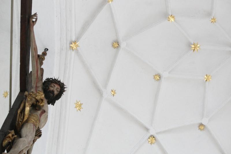 Pozłacane gwiazdy na firmamencie Bazyliki Mariackiej w Gdańsku, na razie jest ich 109, może być ok. tysiąca