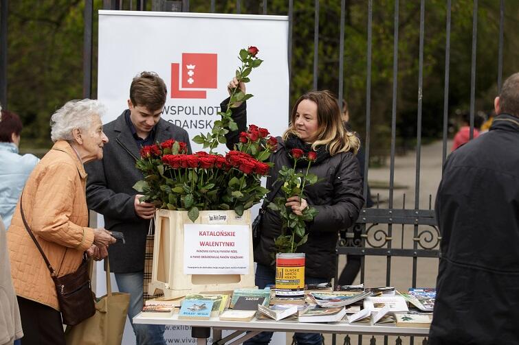 W Katalonii kobiety obdarowują ukochanych książkami, a oni odwdzięczają się czerwoną różą. Jak ten piękny zwyczaj został zaadaptowany podczas Oliwskiego Święta Książki? Dowiesz się 22 kwietnia