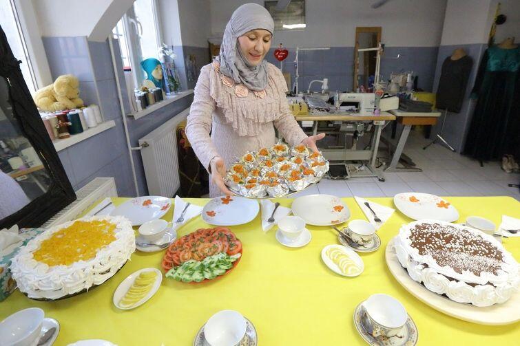 Aminat Alieva serwuje dania czeczeńskie w domu na Oruni. Czeczeni uciekają do Polski przed ustanowionymi w ich kraju przez Moskwę brutalnymi rządami Ramzana Kadyrowa
