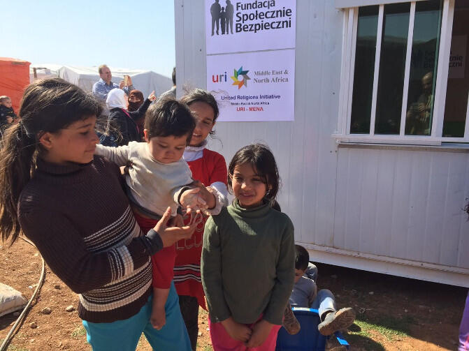Pomagać można w różny sposób. Gdańska Fundacja Społecznie Bezpieczni postawiła w obozie w Ammanie w Jordanii szkołę dla syryjskich dzieci w kontenerze