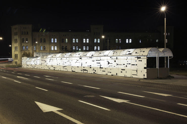 Zadaszenie przystanków przy ulicy Łąkowej pt. 'Undercover' autorstwa Esther Stocker zrealizowane w ramach Galerii Zewnętrznej Miasta Gdańska w 2010 roku