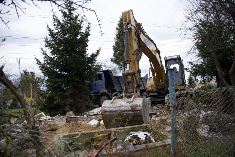 W tym tygodniu rozpoczęły się prace rozbiórkowe na terenie ogrodów działkowych Zremb