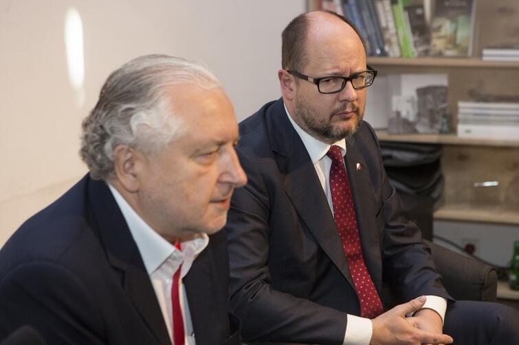 Prof. Andrzej Rzepliński (ówczesny prezes Trybunału Konstytucyjnego) i prezydent Paweł Adamowicz podczas obchodów 30-lecia TK. Gdańsk, 17 października 2016 r.