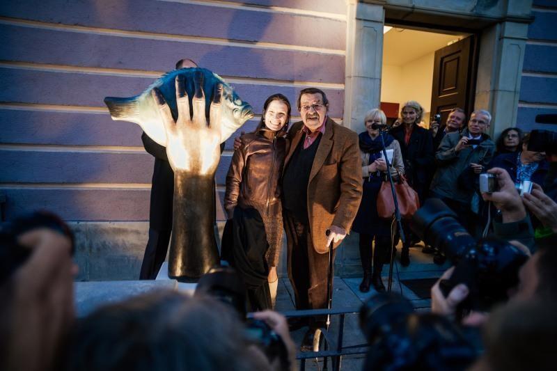Podczas ostatniego pobytu w Gdańsku w październiku 2014 roku Günter Grass odsłonił rzeźbę swojego autorstwa „Turbot pochwycony”, która została umiejscowiona na przedprożu kamienicy przy ul. Szerokiej 37