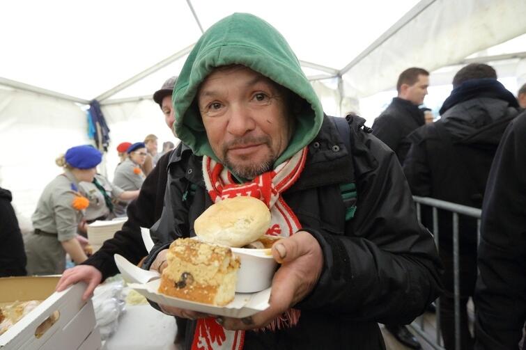 W Wielką Sobotę,15 kwietnia, kilkaset osób - bezdomnych, samotnych i ubogich - mogło po raz kolejny zjeść na Targu Węglowym ciepły posiłek, słodki deser i zabrać do domu paczkę z konserwami. Wszystko dzięki hojności gdańskich restauratorów