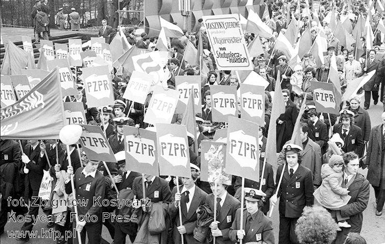 1 maja 1977 w Gdańsku: młodzi pracownicy zakładu Hydroster z hasłami sławiącymi Polską Zjednoczoną Partię Robotniczą