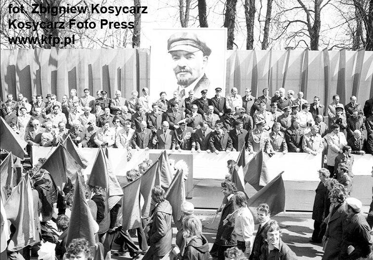 Na trybunie honorowej członkowie KW PZPR, wojsko, milicja. Pochód w Gdańsku w 1976 roku. Na portrecie towarzysz z bródką i w czapce: Włodzimierz Iljicz Lenin