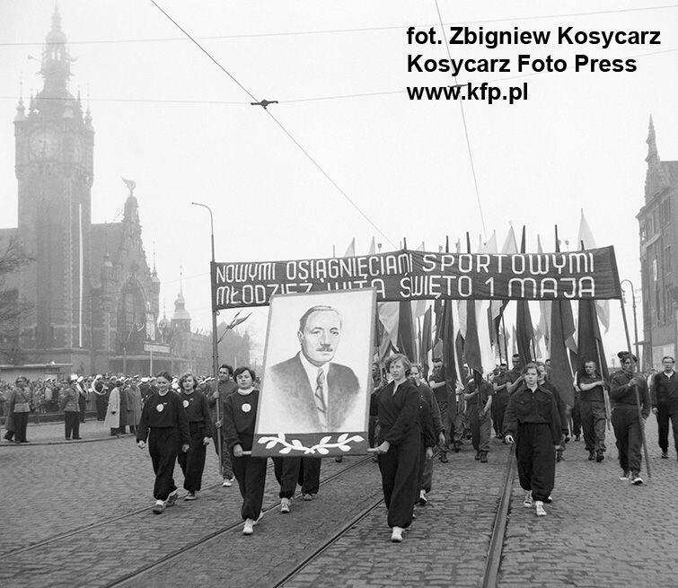 1955, Gdańsk w okolicach dworca PKP: sportowcy - dla towarzysza Bolesława Bieruta