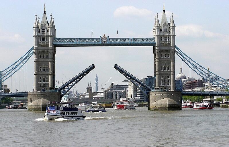 Most Tower w Londynie - sobieszewski to niezupełnie to samo, ale klapy otwierać się będą w identyczny sposób