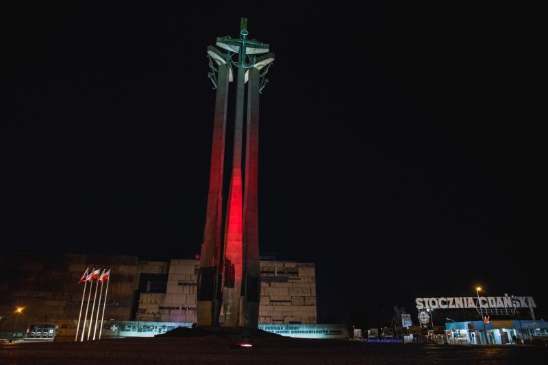 Biało-czerwona iluminacja na Pomniku Poległych Stoczniowców