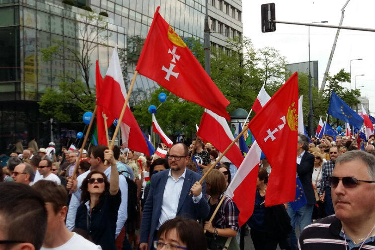 Flagi Gdańska wyróżniały się w trakcie manifestacji. Pośrodku widoczny jest prezydent Paweł Adamowicz, przed nim idzie z flagą wiceprezydent Aleksandra Dulkiewicz
