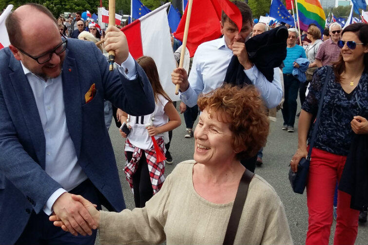 Uszczęśliwiona Jolanta Jaszczuk wita się z prezydentem Adamowiczem. - Po 30 latach w Warszawie wracam do Gdańska - mówi