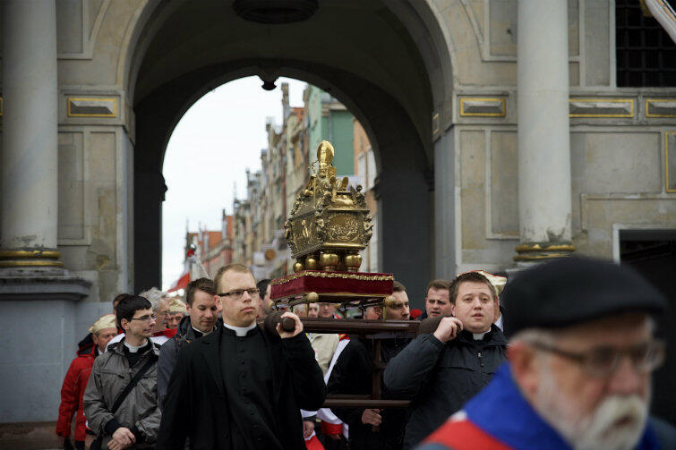 Po godz. 9 rano z Bazyliki Mariackiej wyruszyła do Świętego Wojciecha pielgrzymka z relikwiarzem św. Wojciecha