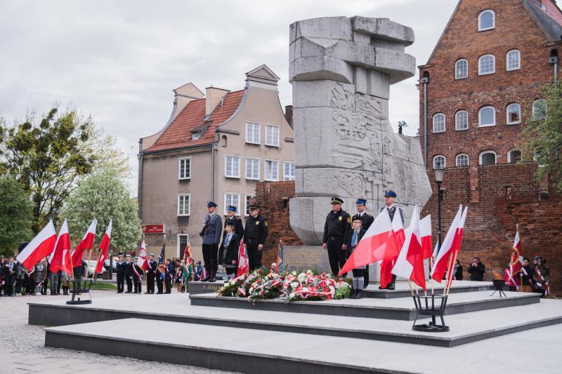 Uroczystości z okazji 72. rocznicy zakończenia II wojny światowej odbyły sie pod pomnikiem Tym, co za polskość Gdańska
