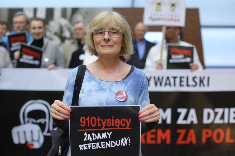 Hanna Goworowska-Adamska w budynku ECS w Gdańsku. Za jej plecami członkowie Koalicji Referendalnej. Adamska mówi: - Reforma szkolnictwa proponowana przez PiS nie może się udać. Czeka nas chaos!  