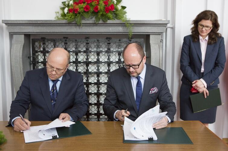 Umowę podpisują (od lewej) wiceprezes NFOŚiGW Roman Wójcik i Prezydent Gdańska Paweł Adamowicz