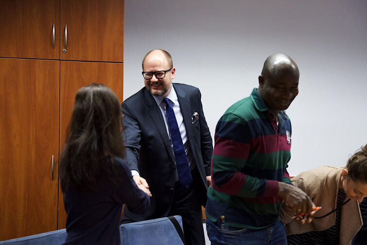 Prezydent Adamowicz wita się z migrantami. Na pierwszym planie Emerole Kingsley Kelechi z Nigerii, w Gdańsku od 5 miesięcy