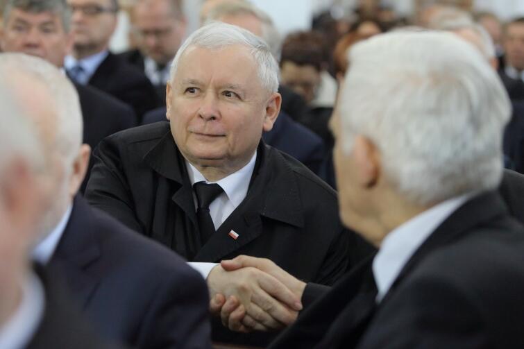 Jarosław Kaczyński wita się z Jerzym Buzkiem Katedrze Oliwskiej, podczas pogrzebu arcybiskupa Tadeusza Gocłowskiego. Maj 2016 r.