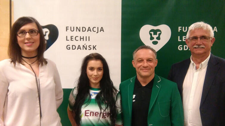 Od lewej: Ewelina Labudda, project manager LG; Anita Chudzicka (hostessa); trener Piotr Nowak i prezes Fundacji Janusz Biesiada